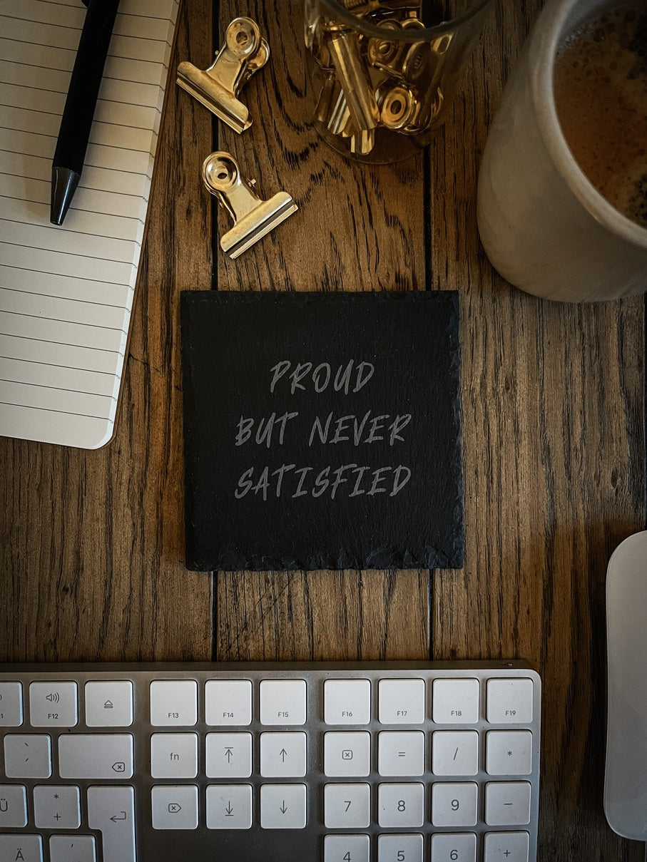 Work & Hustle Motivation Untersetzer aus Schiefer PROUD BUT NEVER SATISFIED