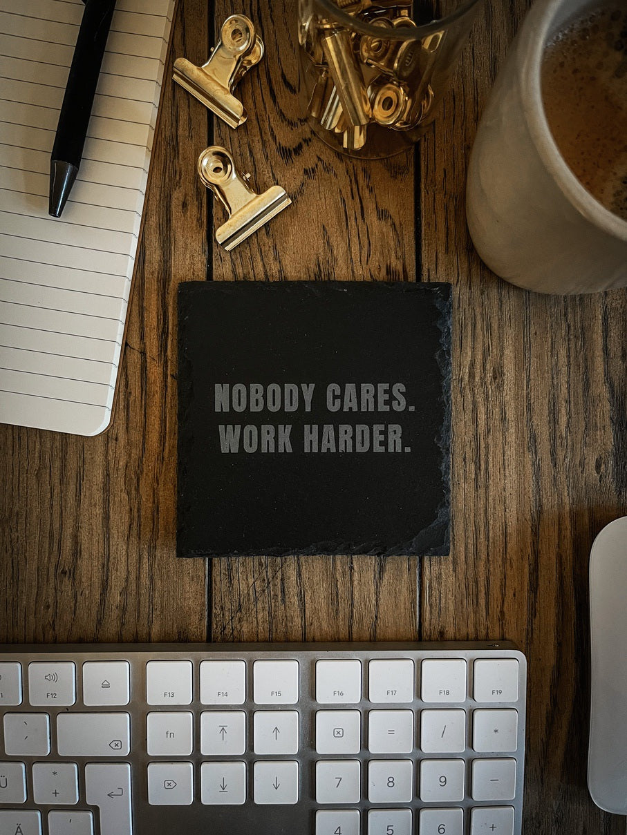 Work & Hustle Motivation Untersetzer aus Schiefer NOBODY CARES. WORK HARDER.